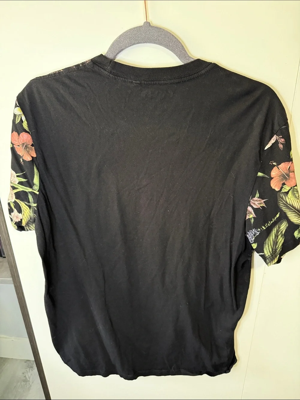 GUESS Black Floral Short Sleeve Tee with Multicolor Blooms - Picture 2 of 3